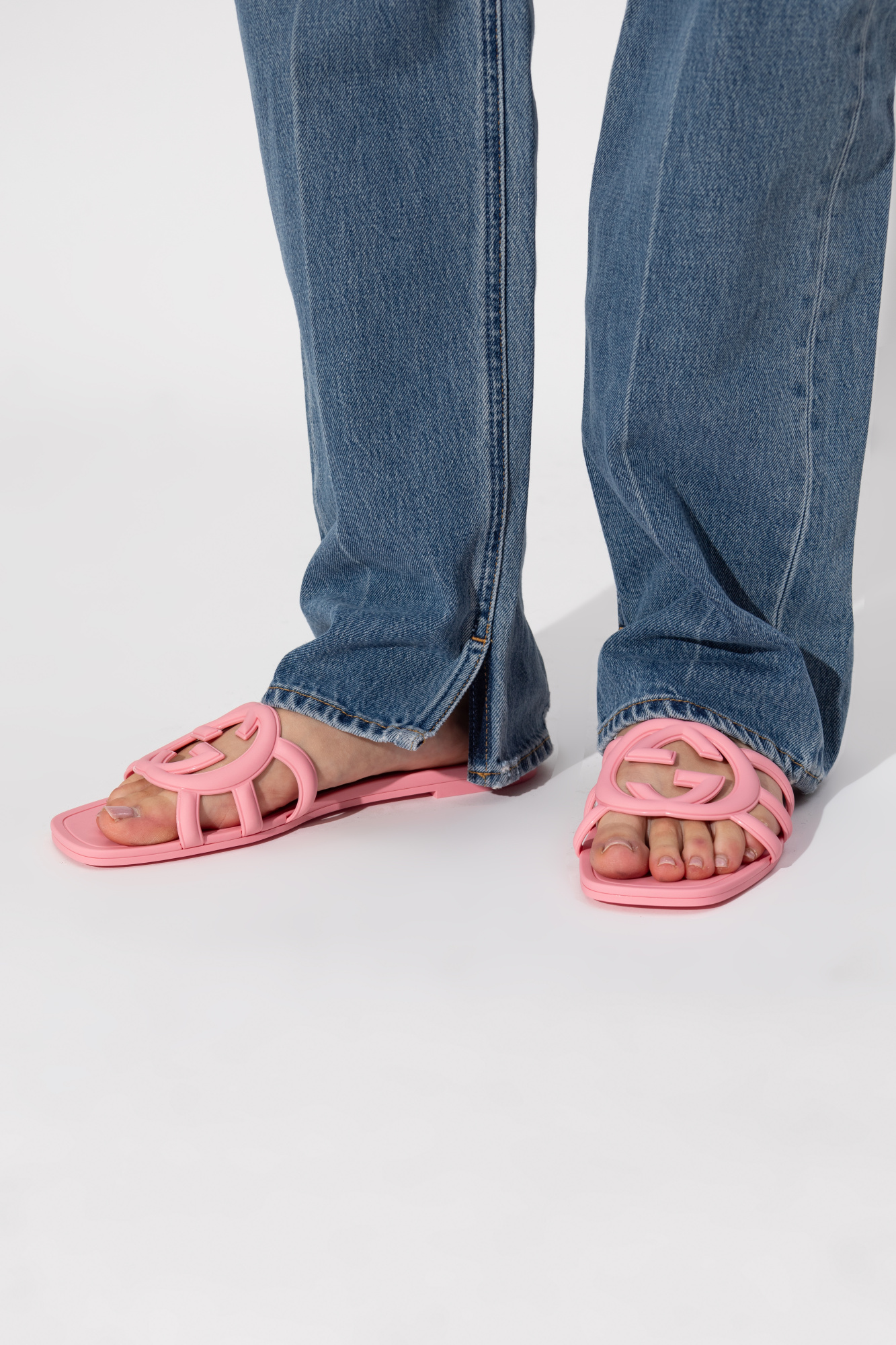 【GUCCI】WOMENS INTERLOCKING G SLIDE SANDAL◆780307J8700 Women's Interlocking G slide sandal in black rubber | GUCCI® US